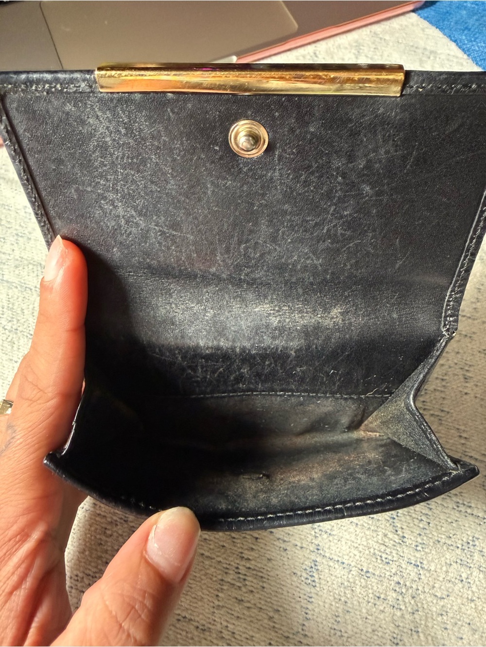 Gucci Black Embossed Leather Bifold Wallet with Subtle Logo - Picture 4 of 10